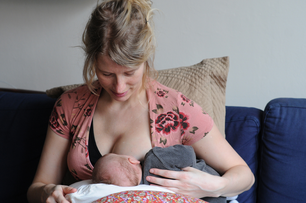 moeder geeft borstvoeding tijdens borstvoedingsconsult van Ineke