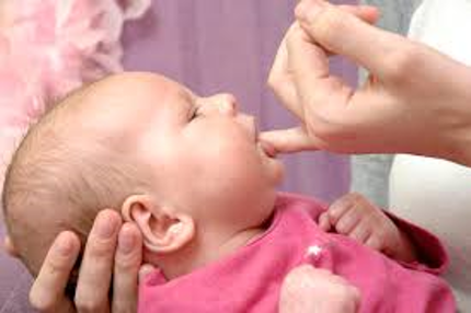 Baby zuigt aan pink - borstvoedingsadvies